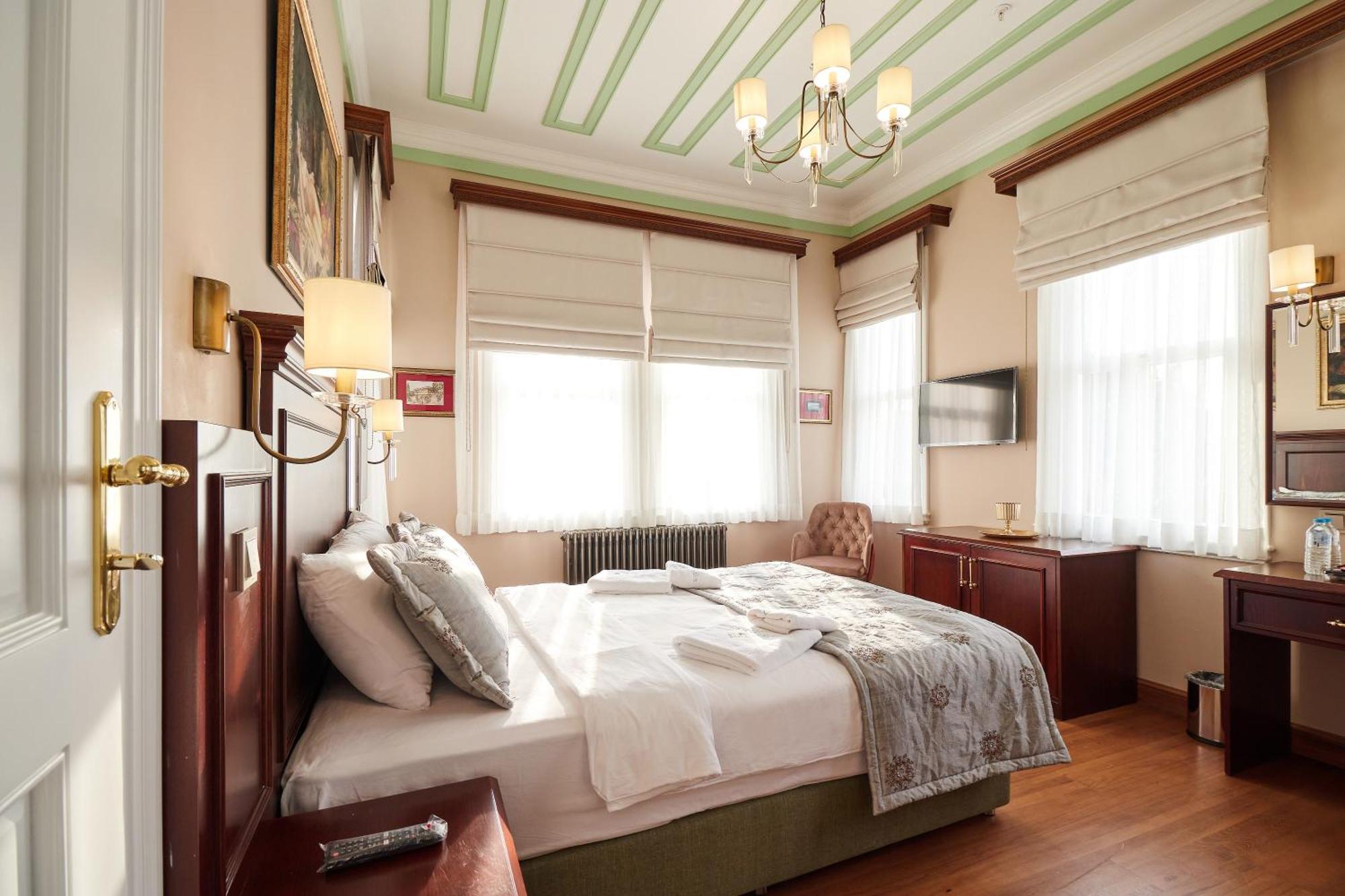 White Palace Old Boutique Отель